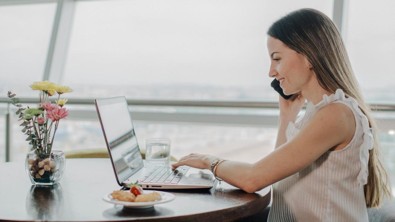 Holiday Inn - Quito Airport By Ihg Tababela Exterior photo A woman working from home