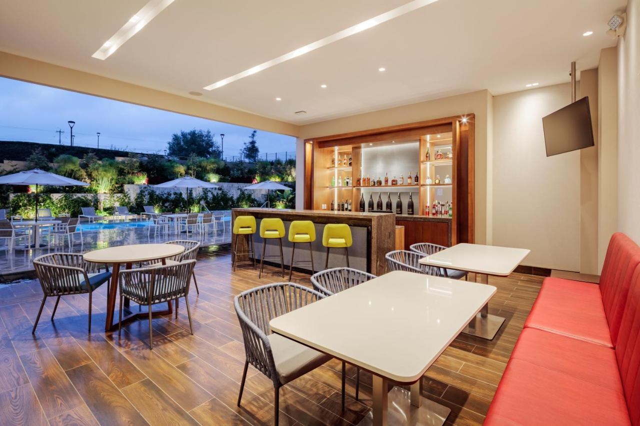 Holiday Inn - Quito Airport By Ihg Tababela Exterior photo The pool bar at the hotel
