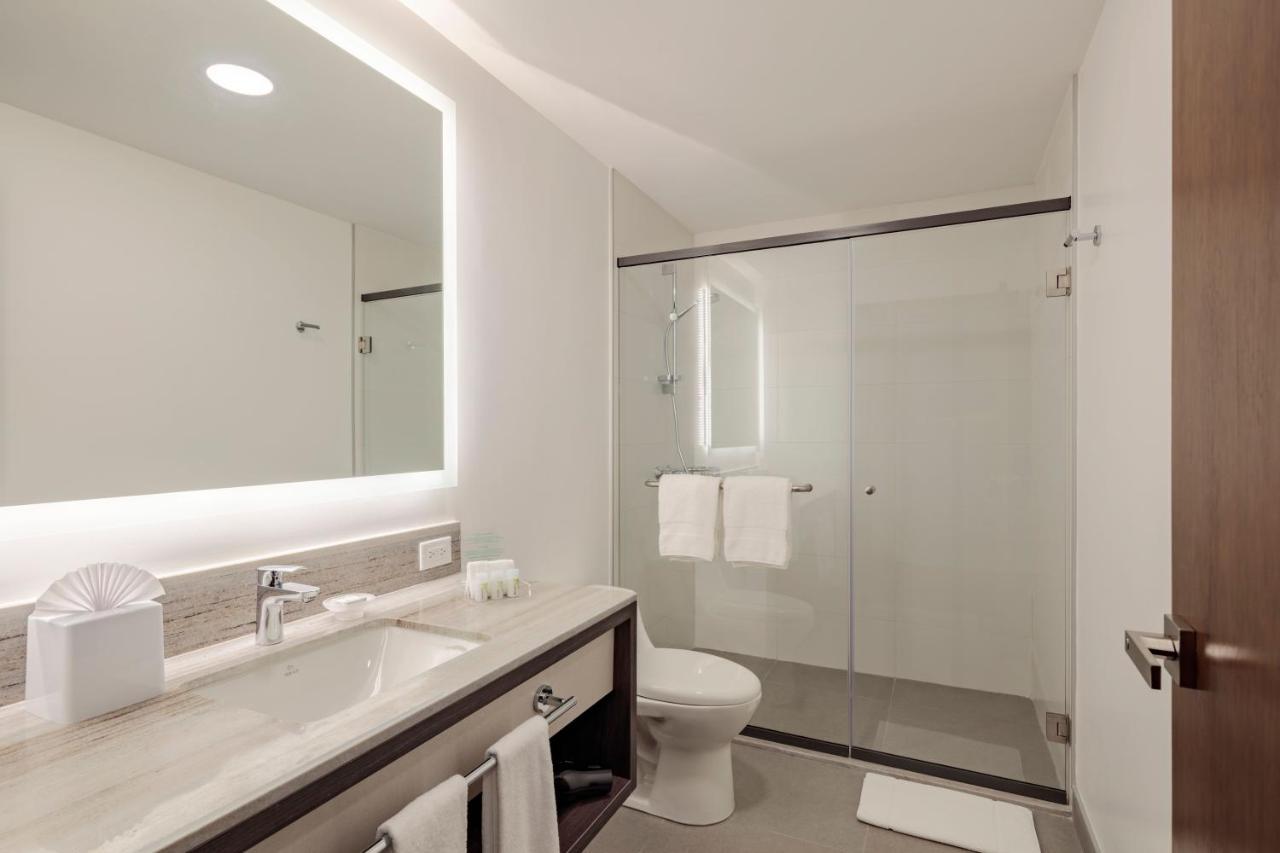 Holiday Inn - Quito Airport By Ihg Tababela Exterior photo A bathroom in a hotel