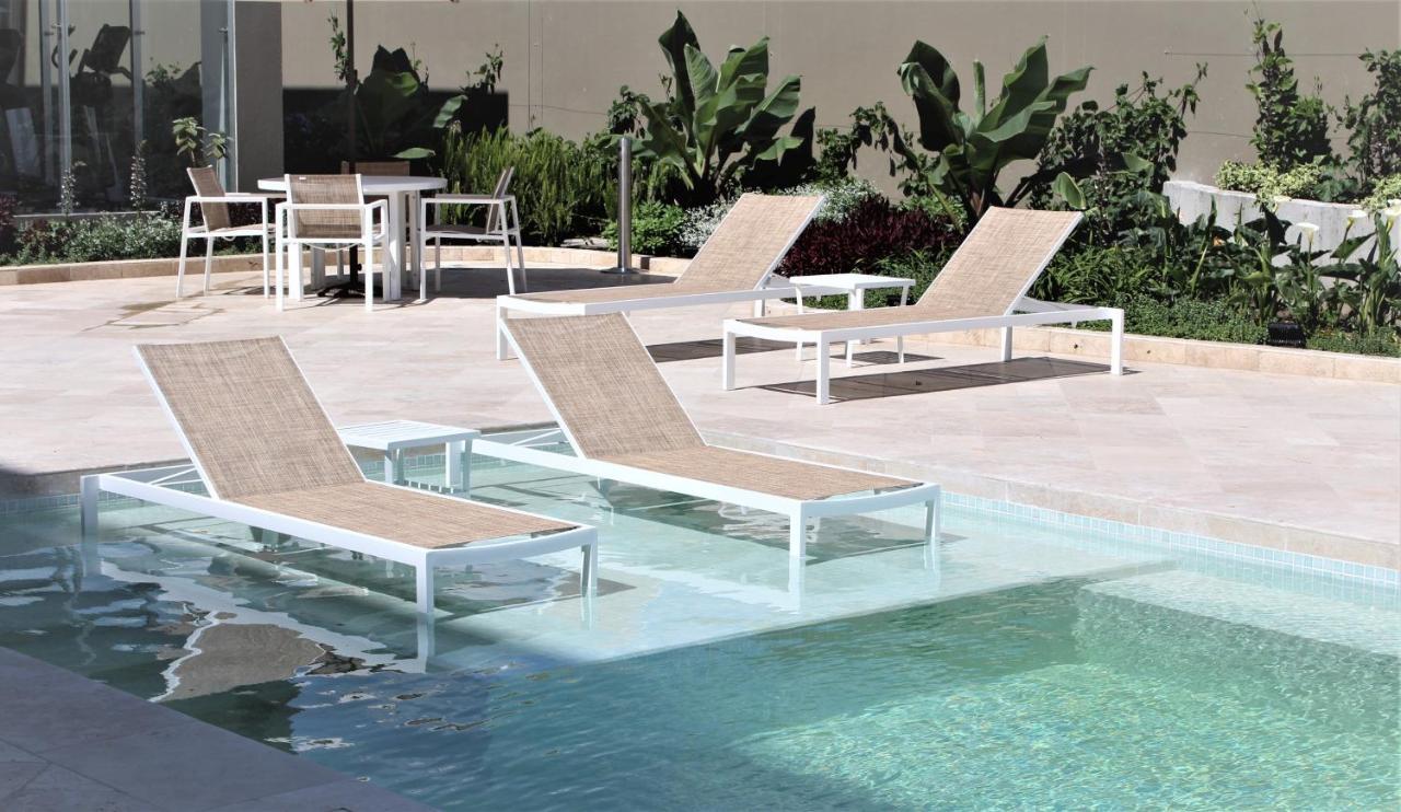 Holiday Inn - Quito Airport By Ihg Tababela Exterior photo Sunbathing chairs